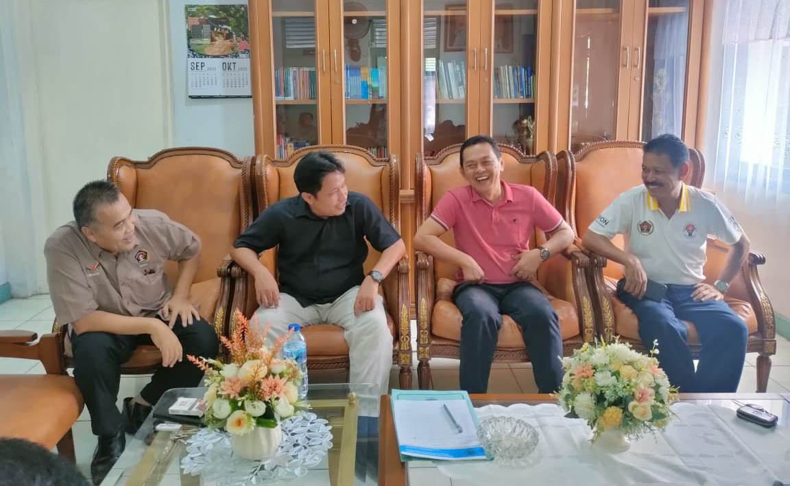 Kandidat calon Ketua KONI Sumbar Hamdanus ketika bertamu ke PWI Sumbar